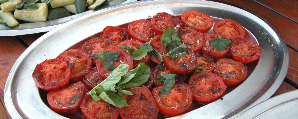vassoio di mezzi pomodori al forno
